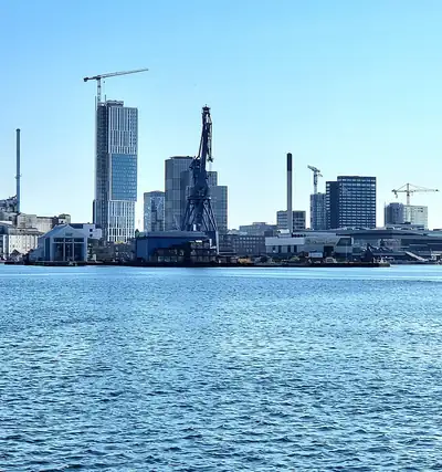 Aarhus' skyline set fra vandet ved Aarhus Ø